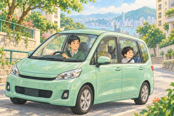 爸爸駕駛綠色家庭車,繫著安全帶的男孩坐在後座望向窗外。